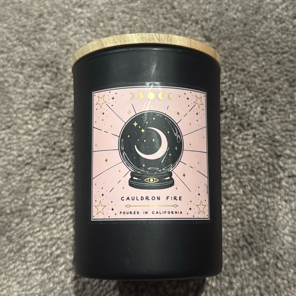 Leoben Co. Cauldron Fire Scented Single Wick Candle 9 oz